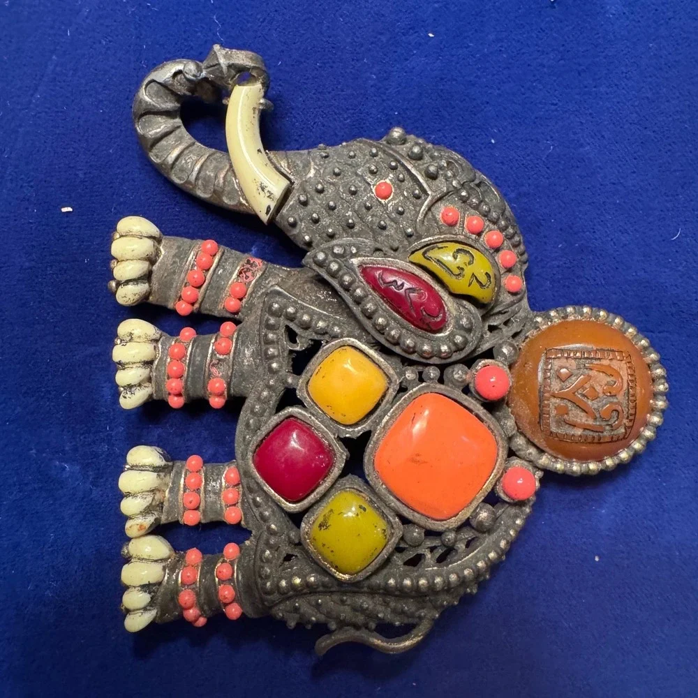 Vintage Unsigned Hattie Carnegie elephant, multicolored brooch 50 - 60's